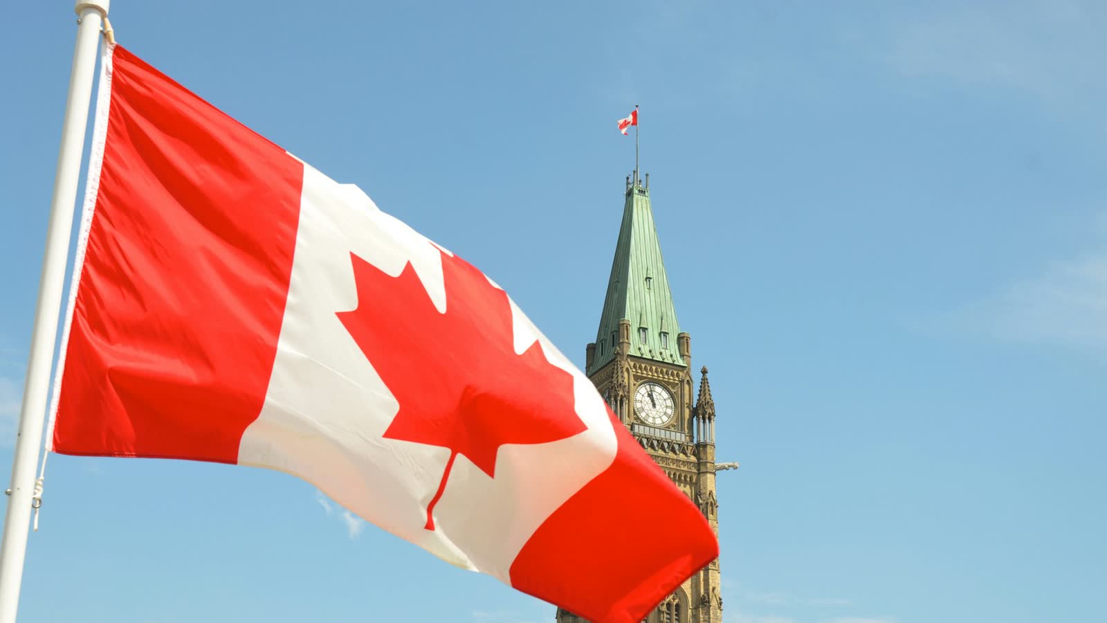 Drapeau du Canada devant la tour de la Paix du Parlement, à Ottawa