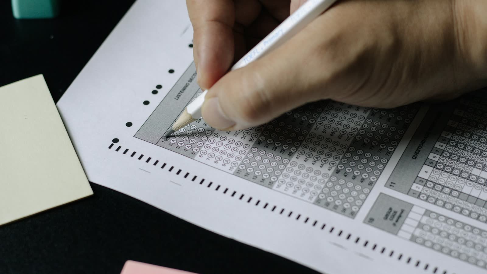 Feuille de réponses à choix multiple remplie au crayon