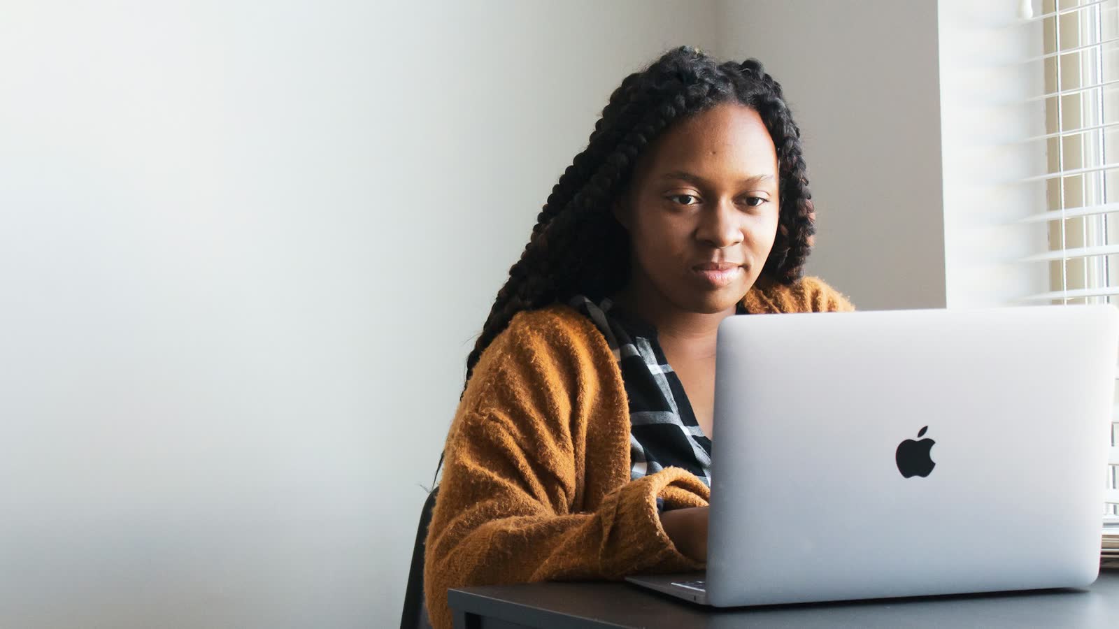 Candidate qui se prépare au TCF Canada sur son ordinateur portable