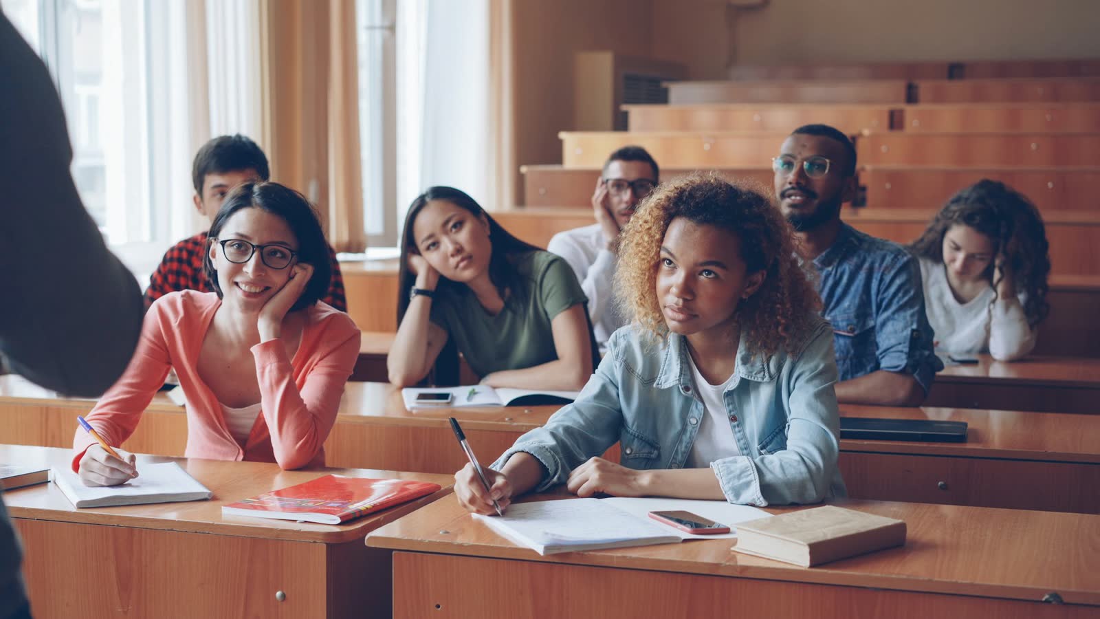 Candidats dans une salle d’examen, avant un test de français